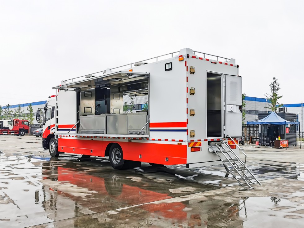 東風(fēng)天錦餐車(chē)-可供300人就餐